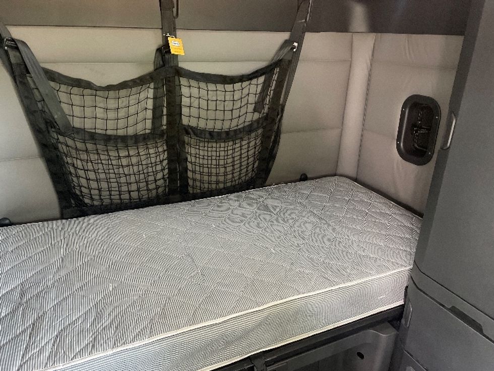 Sleeper Tractor-Heavy Duty Tractors-Freightliner-2020-T12664ST-Spartanburg-SC-591,288\n\t\tmiles-$ 57,000 - Image 17