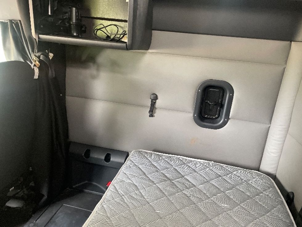 Sleeper Tractor-Heavy Duty Tractors-Freightliner-2020-T12664ST-Spartanburg-SC-591,288\n\t\tmiles-$ 57,000 - Image 18