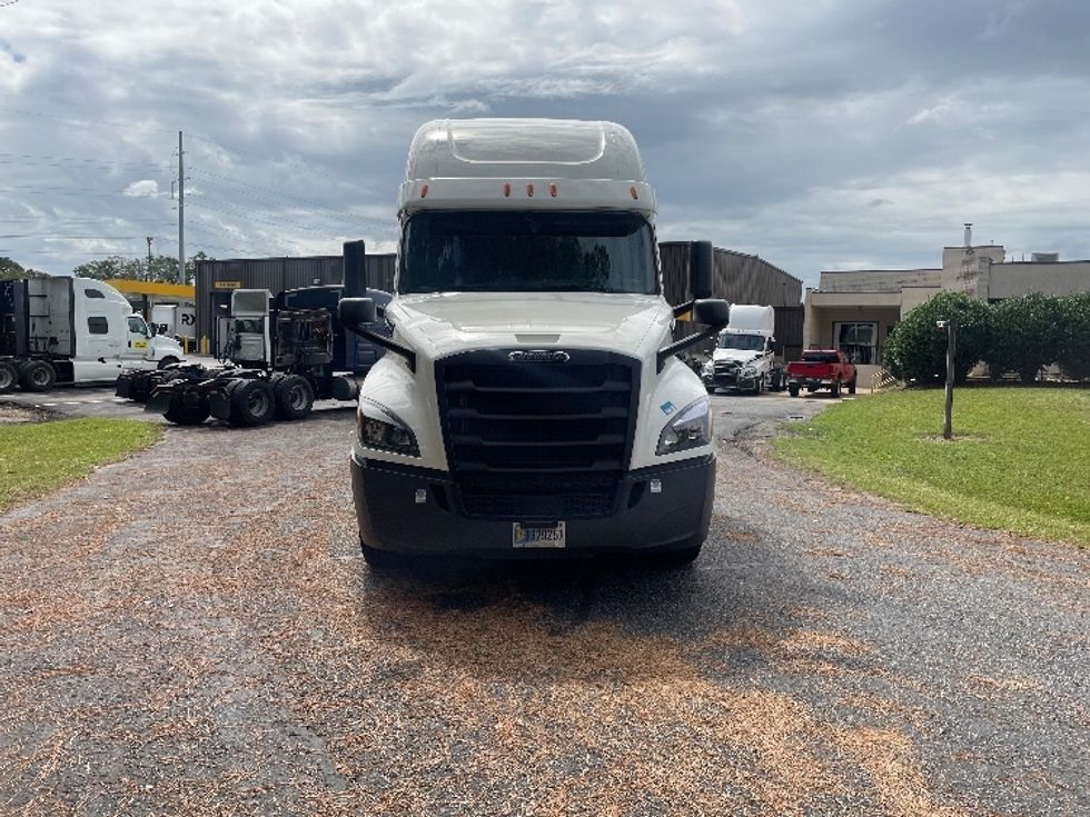 Sleeper Tractor-Heavy Duty Tractors-Freightliner-2020-T12664ST-Spartanburg-SC-591,288\n\t\tmiles-$ 57,000 - Image 2