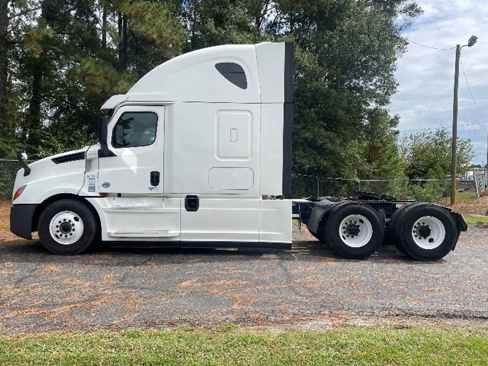 Sleeper Tractor-Heavy Duty Tractors-Freightliner-2020-T12664ST-Spartanburg-SC-591,288\n\t\tmiles-$ 57,000 - Image 4