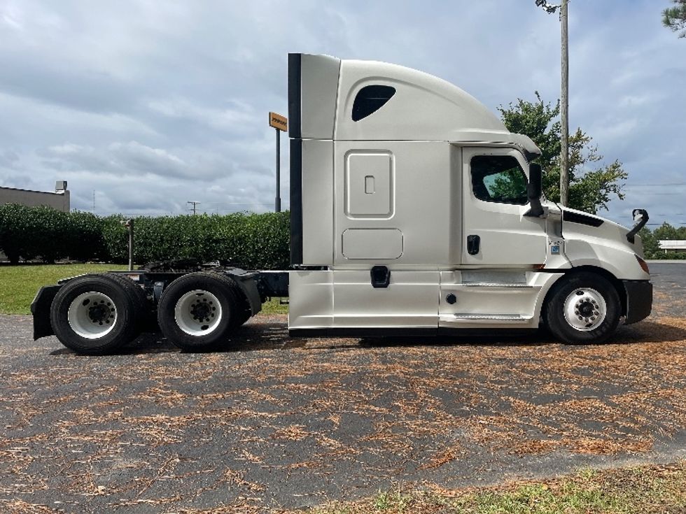 Sleeper Tractor-Heavy Duty Tractors-Freightliner-2020-T12664ST-Spartanburg-SC-591,288\n\t\tmiles-$ 57,000 - Image 8