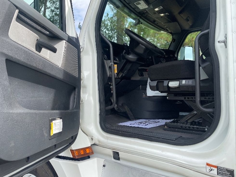 Sleeper Tractor-Heavy Duty Tractors-Freightliner-2020-T12664ST-Spartanburg-SC-591,288\n\t\tmiles-$ 57,000 - Image 9