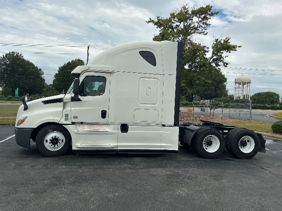 Sleeper Tractor-Heavy Duty Tractors-Freightliner-2020-T12664ST-Spartanburg-SC-603,975\n\t\tmiles-$ 55,000 - Image 4