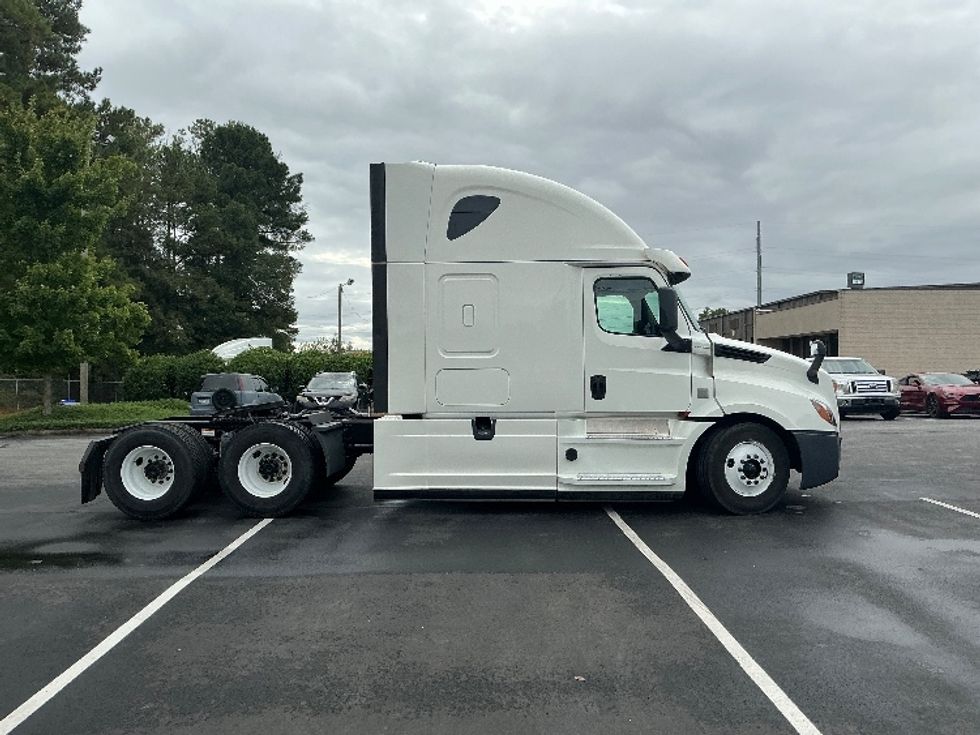 Sleeper Tractor-Heavy Duty Tractors-Freightliner-2020-T12664ST-Spartanburg-SC-603,975\n\t\tmiles-$ 55,000 - Image 8