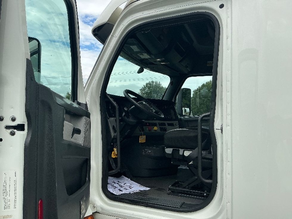 Sleeper Tractor-Heavy Duty Tractors-Freightliner-2020-T12664ST-Spartanburg-SC-603,975\n\t\tmiles-$ 55,000 - Image 9