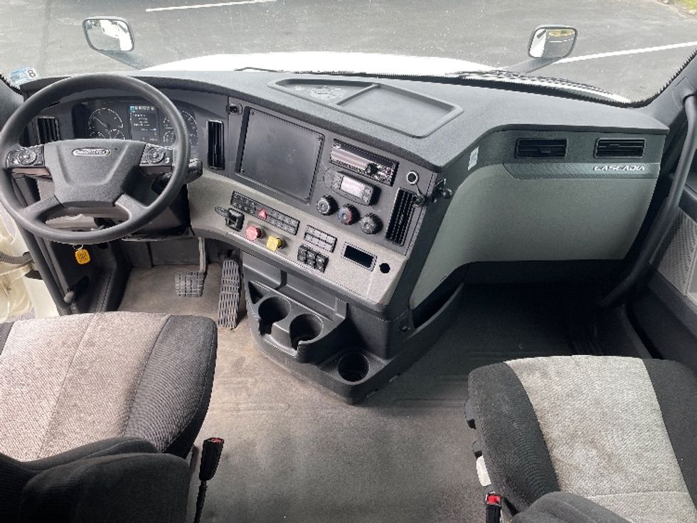 Sleeper Tractor-Heavy Duty Tractors-Freightliner-2020-T12664ST-Spartanburg-SC-628,124\n\t\tmiles-$ 54,250 - Image 12