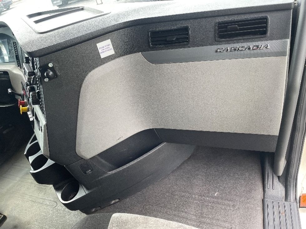 Sleeper Tractor-Heavy Duty Tractors-Freightliner-2020-T12664ST-Spartanburg-SC-628,124\n\t\tmiles-$ 54,250 - Image 14