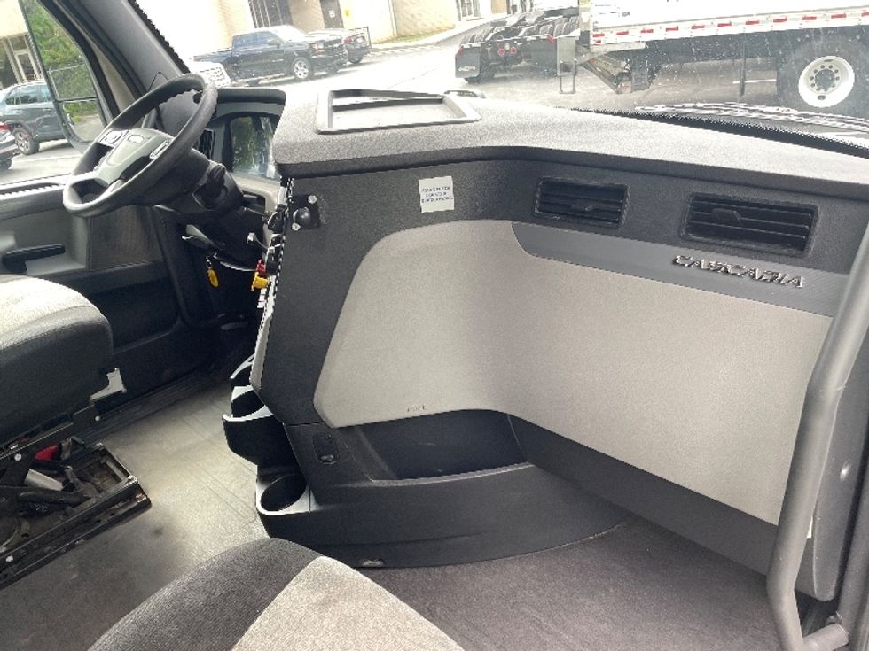 Sleeper Tractor-Heavy Duty Tractors-Freightliner-2020-T12664ST-Spartanburg-SC-628,124\n\t\tmiles-$ 54,250 - Image 15