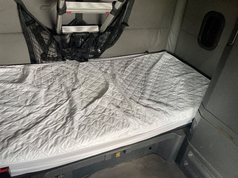 Sleeper Tractor-Heavy Duty Tractors-Freightliner-2020-T12664ST-Spartanburg-SC-628,124\n\t\tmiles-$ 54,250 - Image 17