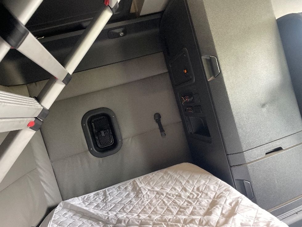 Sleeper Tractor-Heavy Duty Tractors-Freightliner-2020-T12664ST-Spartanburg-SC-628,124\n\t\tmiles-$ 54,250 - Image 18