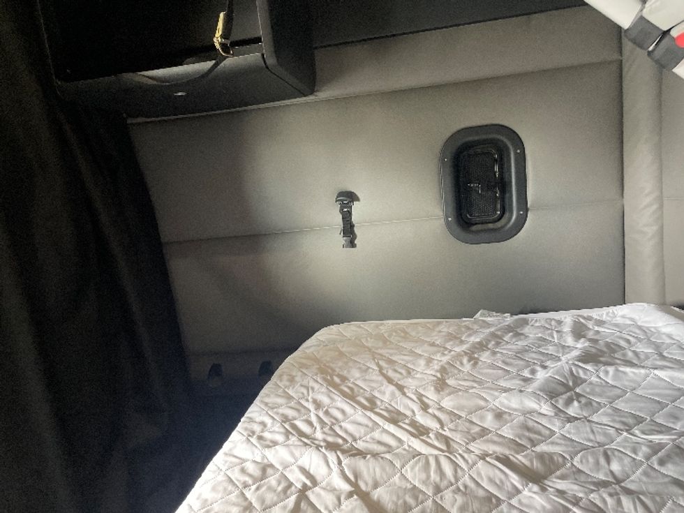 Sleeper Tractor-Heavy Duty Tractors-Freightliner-2020-T12664ST-Spartanburg-SC-628,124\n\t\tmiles-$ 54,250 - Image 19