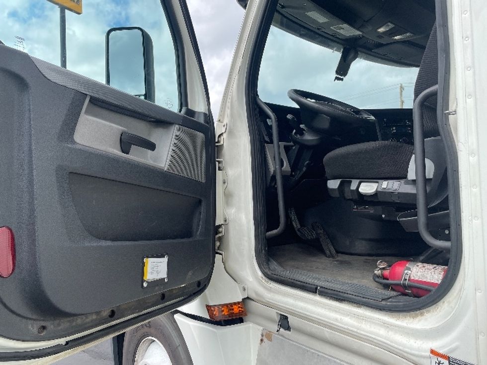 Sleeper Tractor-Heavy Duty Tractors-Freightliner-2020-T12664ST-Spartanburg-SC-628,124\n\t\tmiles-$ 54,250 - Image 9