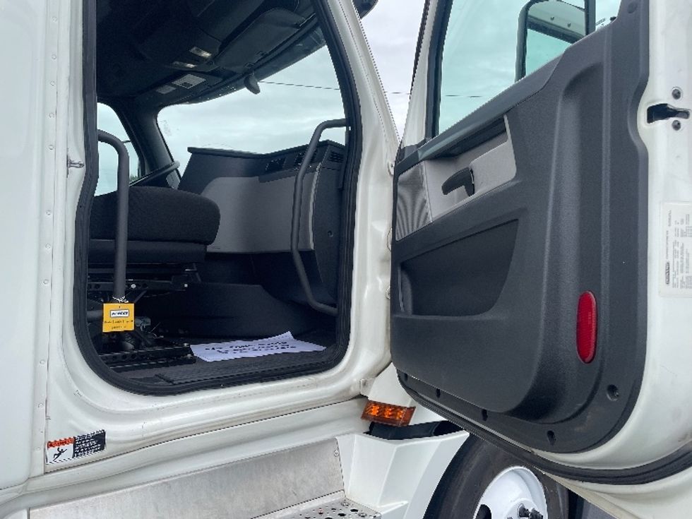 Sleeper Tractor-Heavy Duty Tractors-Freightliner-2020-T12664ST-Spartanburg-SC-629,638\n\t\tmiles-$ 54,000 - Image 13