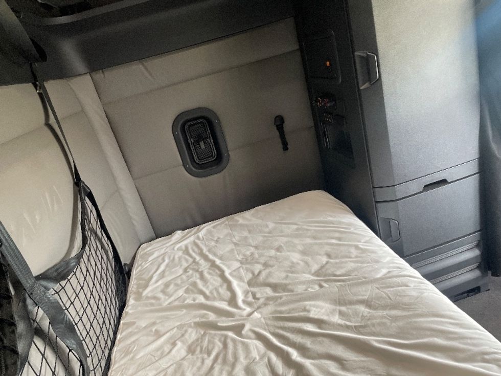 Sleeper Tractor-Heavy Duty Tractors-Freightliner-2020-T12664ST-Spartanburg-SC-629,638\n\t\tmiles-$ 54,000 - Image 18