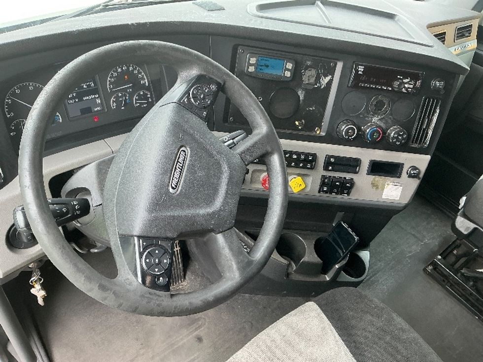 Sleeper Tractor-Heavy Duty Tractors-Freightliner-2020-T12664ST-Spartanburg-SC-652,986\n\t\tmiles-$ 52,250 - Image 11