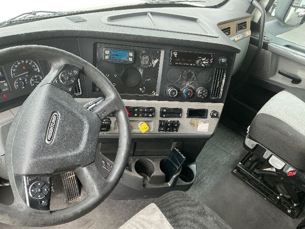 Sleeper Tractor-Heavy Duty Tractors-Freightliner-2020-T12664ST-Spartanburg-SC-652,986\n\t\tmiles-$ 52,250 - Image 12