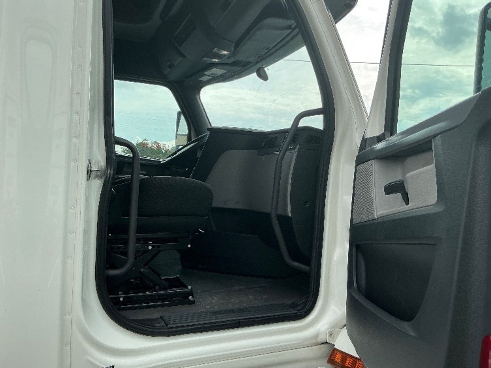 Sleeper Tractor-Heavy Duty Tractors-Freightliner-2020-T12664ST-Spartanburg-SC-652,986\n\t\tmiles-$ 52,250 - Image 13