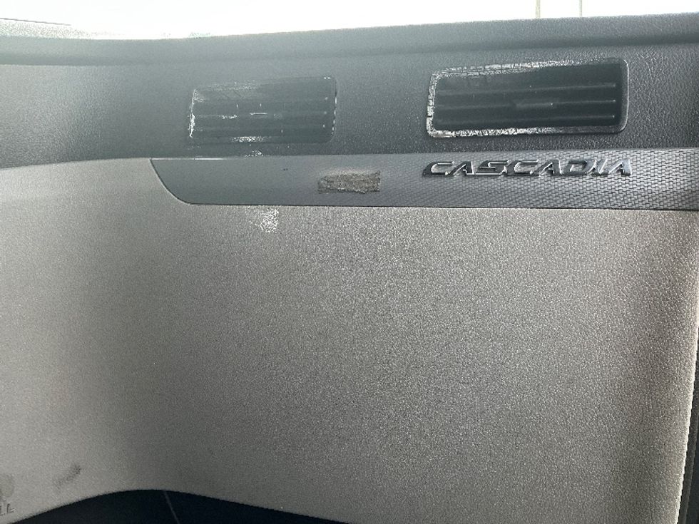 Sleeper Tractor-Heavy Duty Tractors-Freightliner-2020-T12664ST-Spartanburg-SC-652,986\n\t\tmiles-$ 52,250 - Image 14