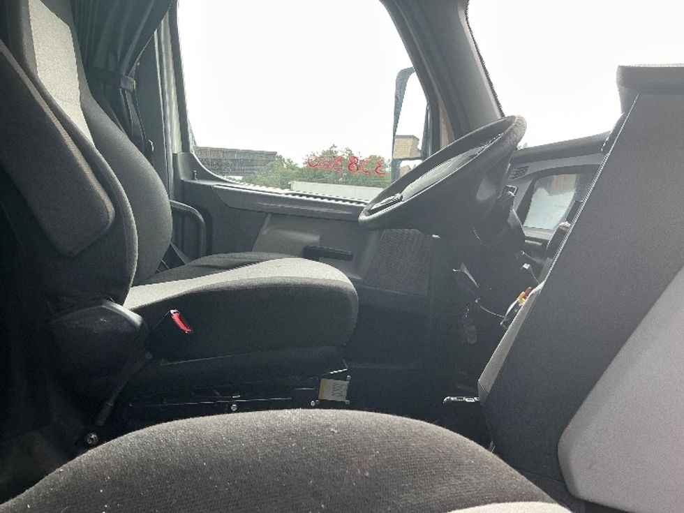 Sleeper Tractor-Heavy Duty Tractors-Freightliner-2020-T12664ST-Spartanburg-SC-652,986\n\t\tmiles-$ 52,250 - Image 15