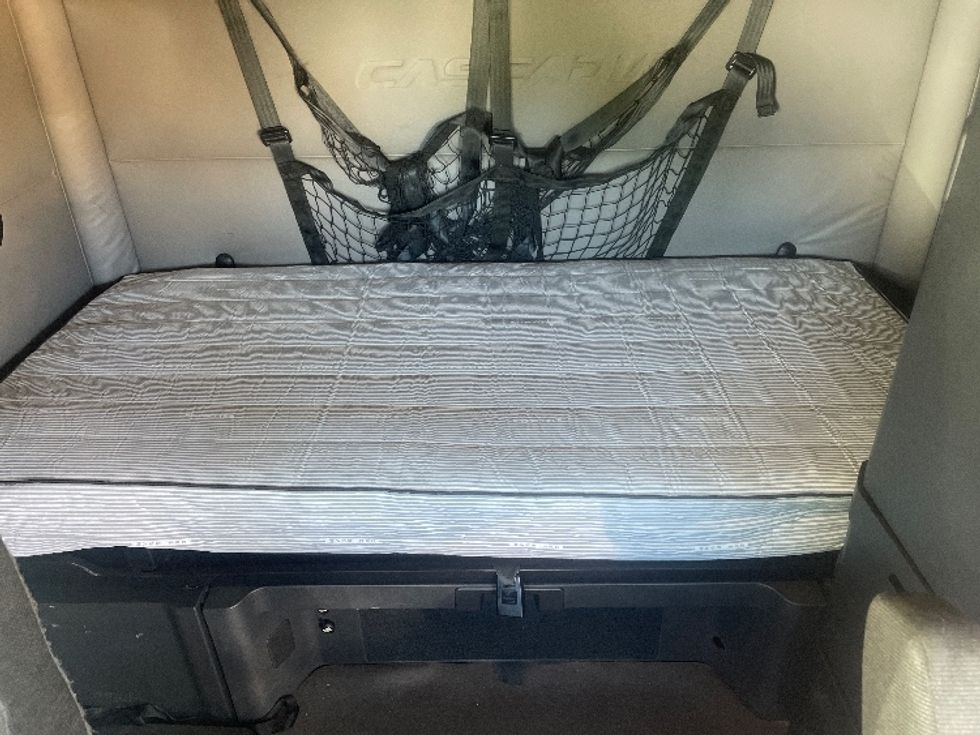 Sleeper Tractor-Heavy Duty Tractors-Freightliner-2020-T12664ST-Spartanburg-SC-652,986\n\t\tmiles-$ 52,250 - Image 16