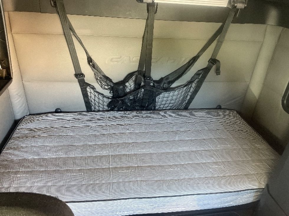 Sleeper Tractor-Heavy Duty Tractors-Freightliner-2020-T12664ST-Spartanburg-SC-652,986\n\t\tmiles-$ 52,250 - Image 17