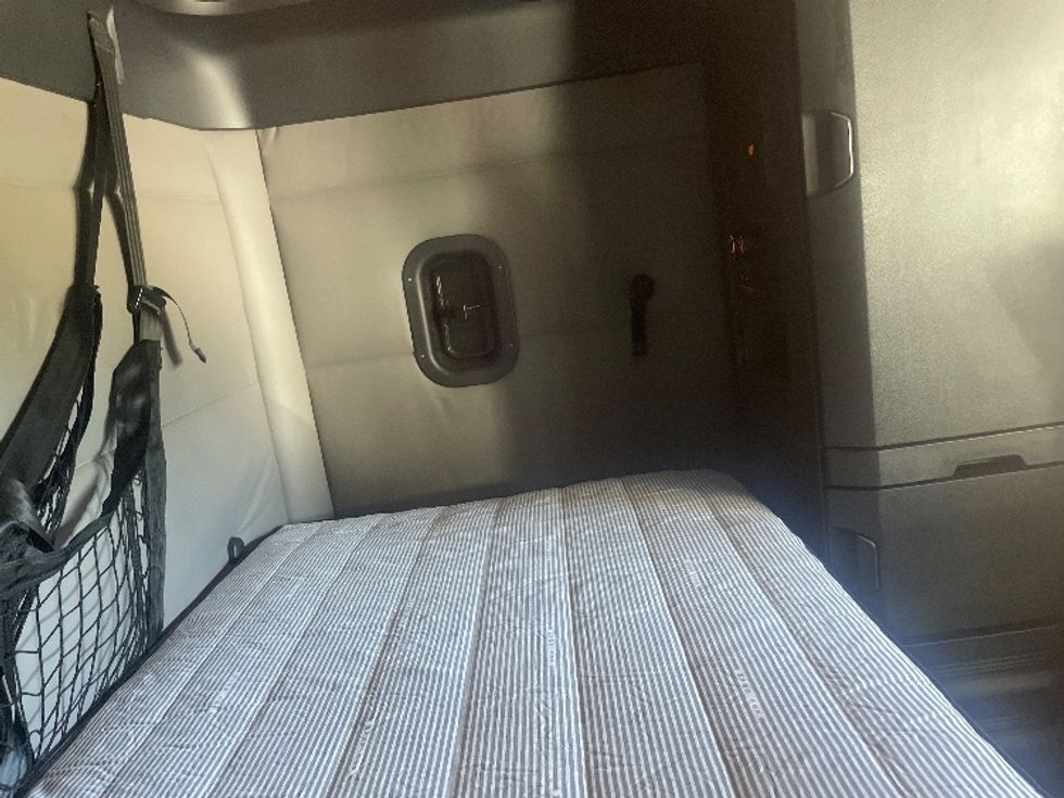 Sleeper Tractor-Heavy Duty Tractors-Freightliner-2020-T12664ST-Spartanburg-SC-652,986\n\t\tmiles-$ 52,250 - Image 18