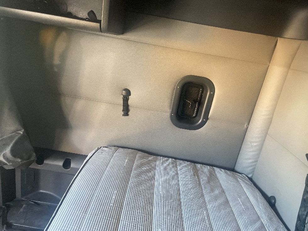 Sleeper Tractor-Heavy Duty Tractors-Freightliner-2020-T12664ST-Spartanburg-SC-652,986\n\t\tmiles-$ 52,250 - Image 19