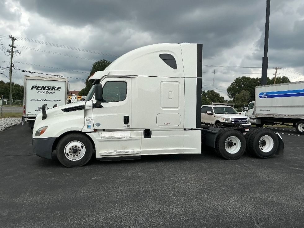 Sleeper Tractor-Heavy Duty Tractors-Freightliner-2020-T12664ST-Spartanburg-SC-652,986\n\t\tmiles-$ 52,250 - Image 4