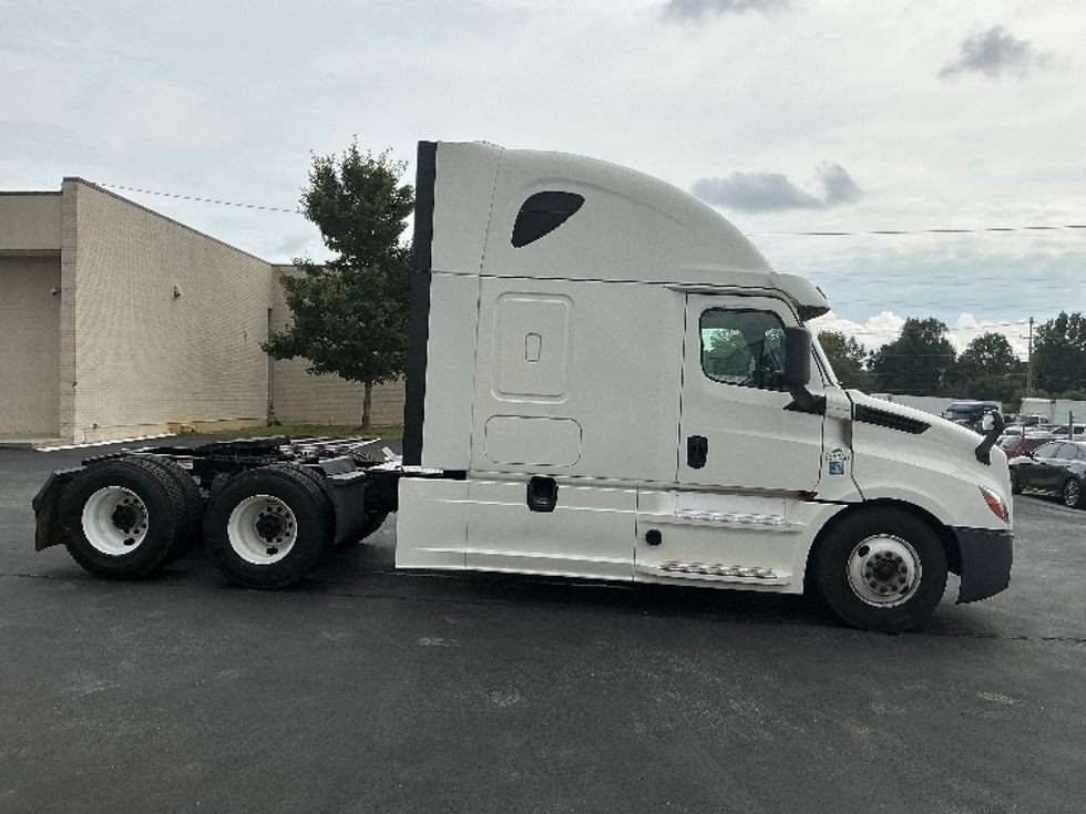 Sleeper Tractor-Heavy Duty Tractors-Freightliner-2020-T12664ST-Spartanburg-SC-652,986\n\t\tmiles-$ 52,250 - Image 8
