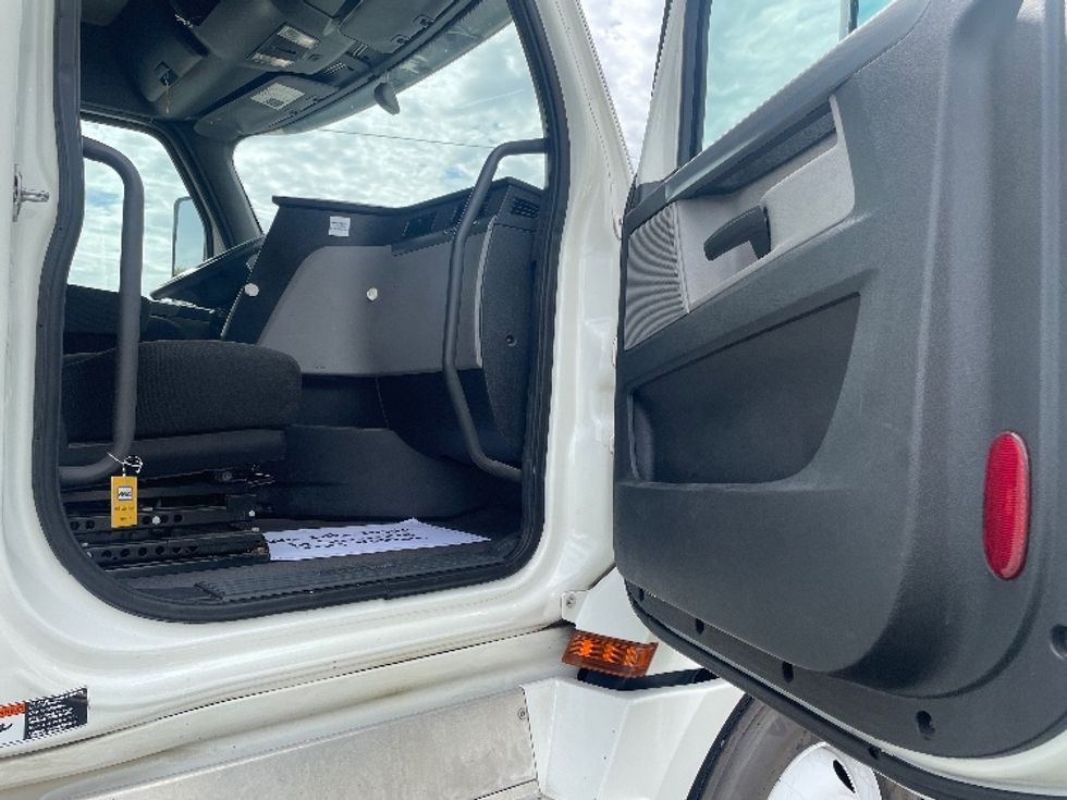 Sleeper Tractor-Heavy Duty Tractors-Freightliner-2020-T12664ST-Spartanburg-SC-664,605\n\t\tmiles-$ 51,500 - Image 13