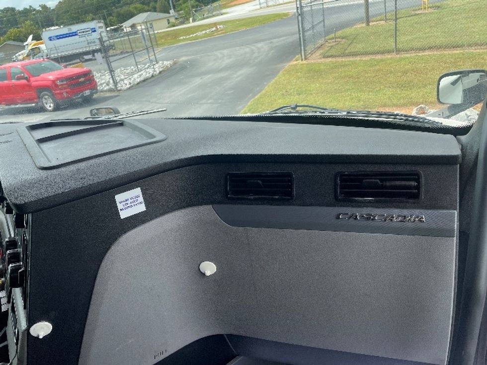 Sleeper Tractor-Heavy Duty Tractors-Freightliner-2020-T12664ST-Spartanburg-SC-664,605\n\t\tmiles-$ 51,500 - Image 14