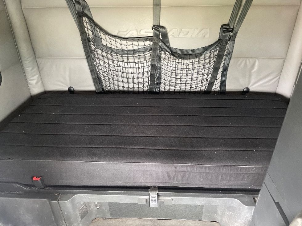 Sleeper Tractor-Heavy Duty Tractors-Freightliner-2020-T12664ST-Spartanburg-SC-664,605\n\t\tmiles-$ 51,500 - Image 16