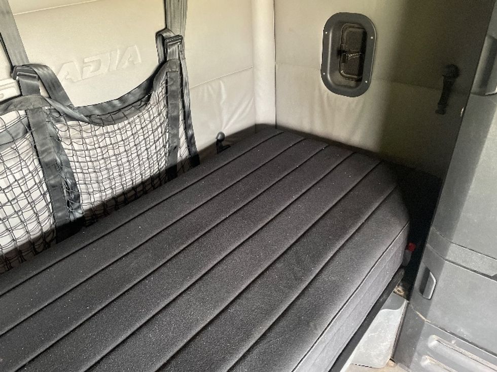 Sleeper Tractor-Heavy Duty Tractors-Freightliner-2020-T12664ST-Spartanburg-SC-664,605\n\t\tmiles-$ 51,500 - Image 17