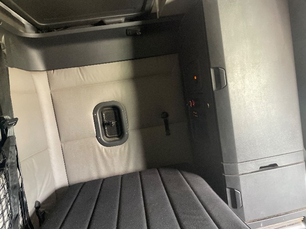 Sleeper Tractor-Heavy Duty Tractors-Freightliner-2020-T12664ST-Spartanburg-SC-664,605\n\t\tmiles-$ 51,500 - Image 18