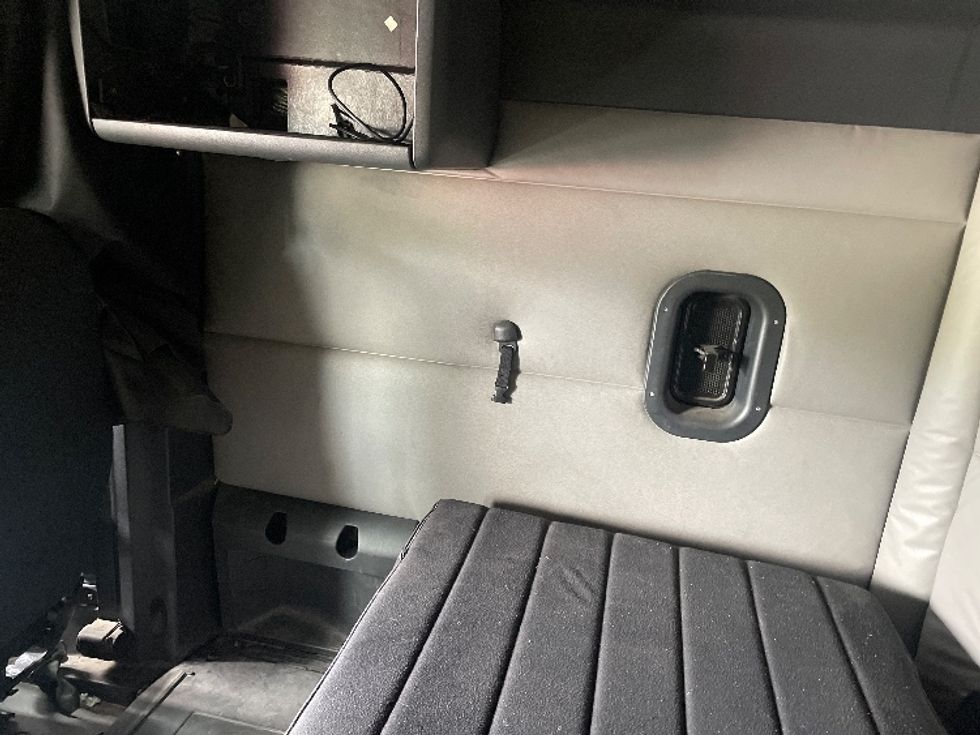 Sleeper Tractor-Heavy Duty Tractors-Freightliner-2020-T12664ST-Spartanburg-SC-664,605\n\t\tmiles-$ 51,500 - Image 19