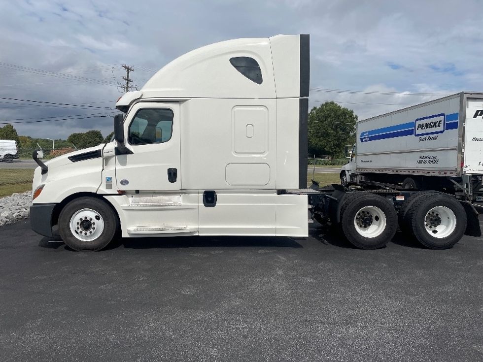 Sleeper Tractor-Heavy Duty Tractors-Freightliner-2020-T12664ST-Spartanburg-SC-664,605\n\t\tmiles-$ 51,500 - Image 4