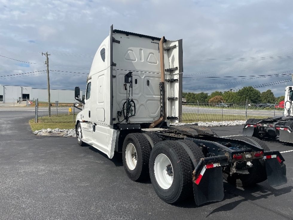 Sleeper Tractor-Heavy Duty Tractors-Freightliner-2020-T12664ST-Spartanburg-SC-664,605\n\t\tmiles-$ 51,500 - Image 5