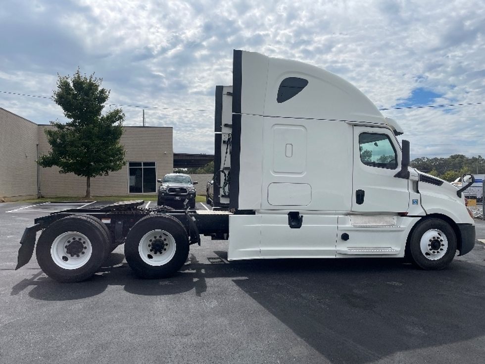 Sleeper Tractor-Heavy Duty Tractors-Freightliner-2020-T12664ST-Spartanburg-SC-664,605\n\t\tmiles-$ 51,500 - Image 8