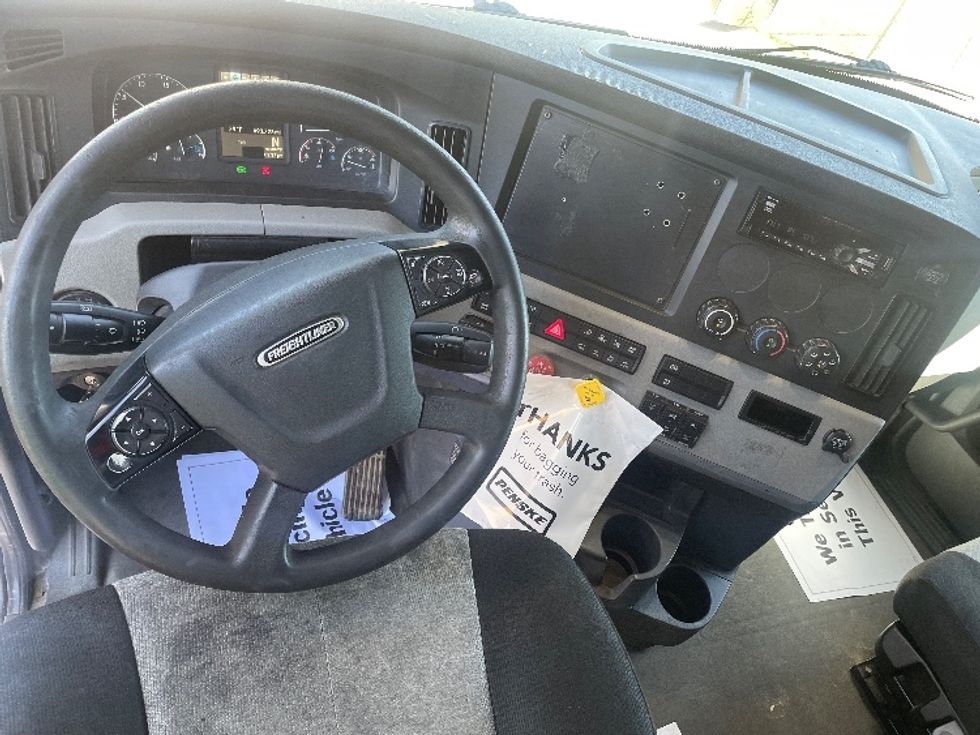 Sleeper Tractor-Heavy Duty Tractors-Freightliner-2020-T12664ST-Spartanburg-SC-693,712\n\t\tmiles-$ 46,500 - Image 11