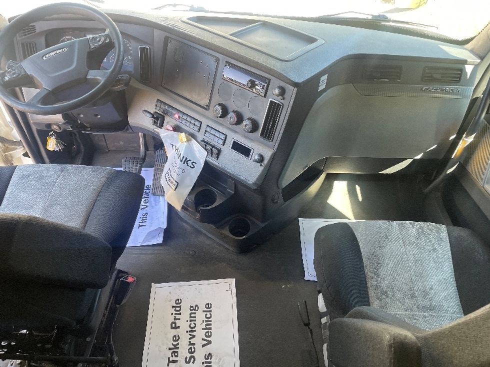 Sleeper Tractor-Heavy Duty Tractors-Freightliner-2020-T12664ST-Spartanburg-SC-693,712\n\t\tmiles-$ 46,500 - Image 12