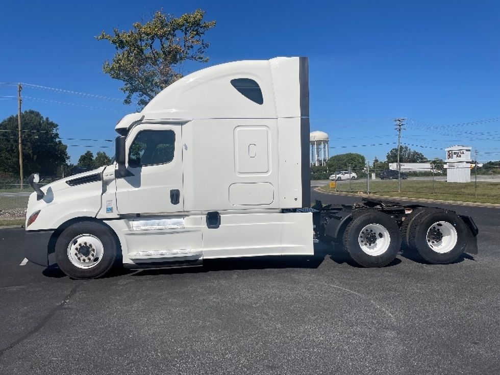 Sleeper Tractor-Heavy Duty Tractors-Freightliner-2020-T12664ST-Spartanburg-SC-693,712\n\t\tmiles-$ 46,500 - Image 4