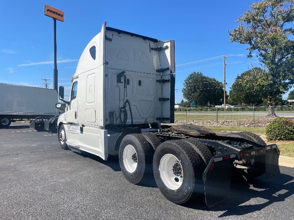 Sleeper Tractor-Heavy Duty Tractors-Freightliner-2020-T12664ST-Spartanburg-SC-693,712\n\t\tmiles-$ 46,500 - Image 5