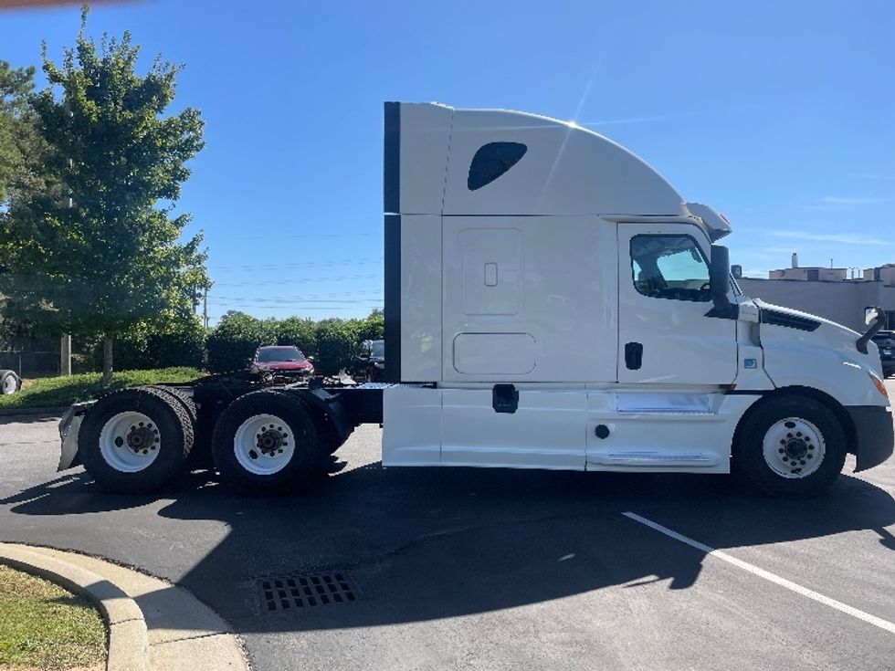 Sleeper Tractor-Heavy Duty Tractors-Freightliner-2020-T12664ST-Spartanburg-SC-693,712\n\t\tmiles-$ 46,500 - Image 8