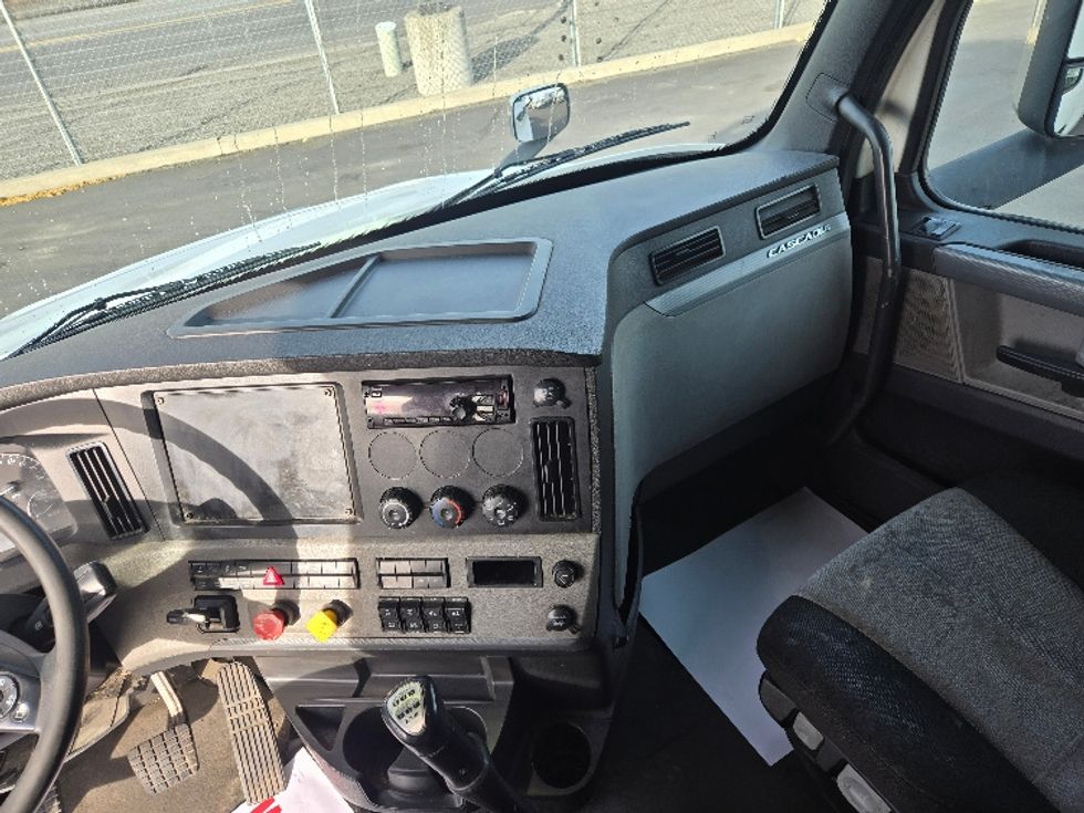 Sleeper Tractor-Heavy Duty Tractors-Freightliner-2020-T12664ST-Spokane Valley-WA-510,150\n\t\tmiles-$ 58,000 - Image 12