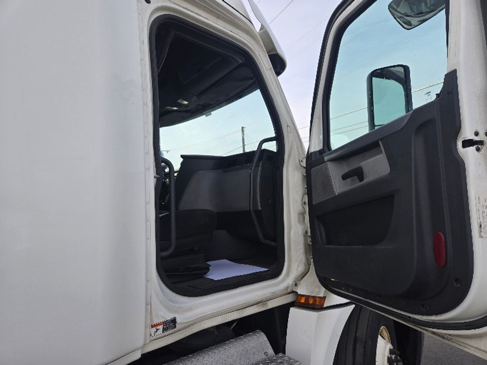 Sleeper Tractor-Heavy Duty Tractors-Freightliner-2020-T12664ST-Spokane Valley-WA-510,150\n\t\tmiles-$ 58,000 - Image 13