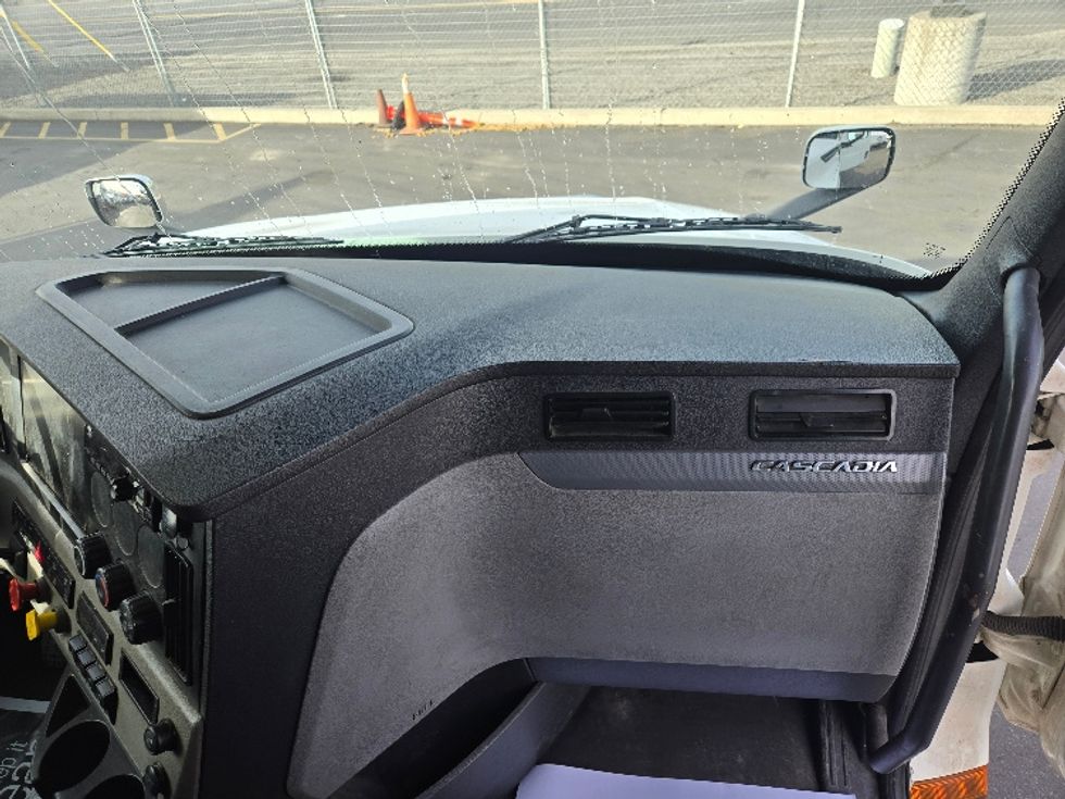 Sleeper Tractor-Heavy Duty Tractors-Freightliner-2020-T12664ST-Spokane Valley-WA-510,150\n\t\tmiles-$ 58,000 - Image 14