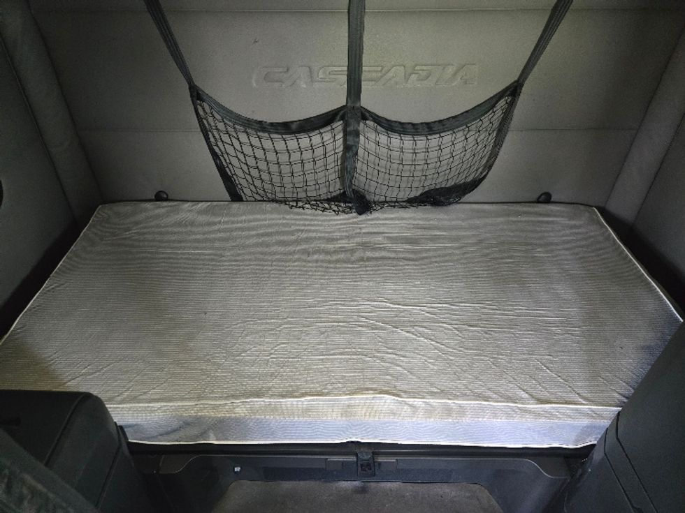 Sleeper Tractor-Heavy Duty Tractors-Freightliner-2020-T12664ST-Spokane Valley-WA-510,150\n\t\tmiles-$ 58,000 - Image 17