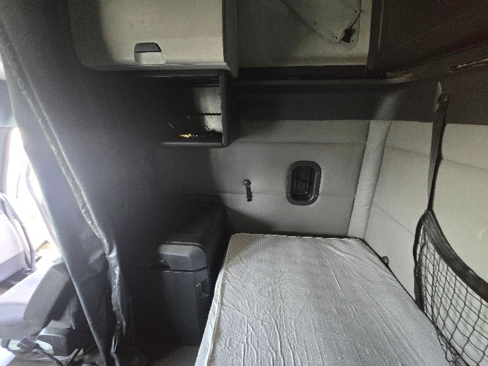 Sleeper Tractor-Heavy Duty Tractors-Freightliner-2020-T12664ST-Spokane Valley-WA-510,150\n\t\tmiles-$ 58,000 - Image 19