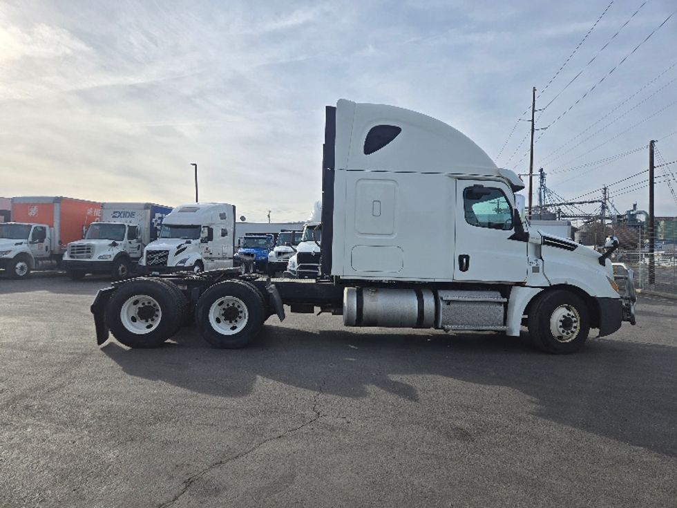 Sleeper Tractor-Heavy Duty Tractors-Freightliner-2020-T12664ST-Spokane Valley-WA-510,150\n\t\tmiles-$ 58,000 - Image 8