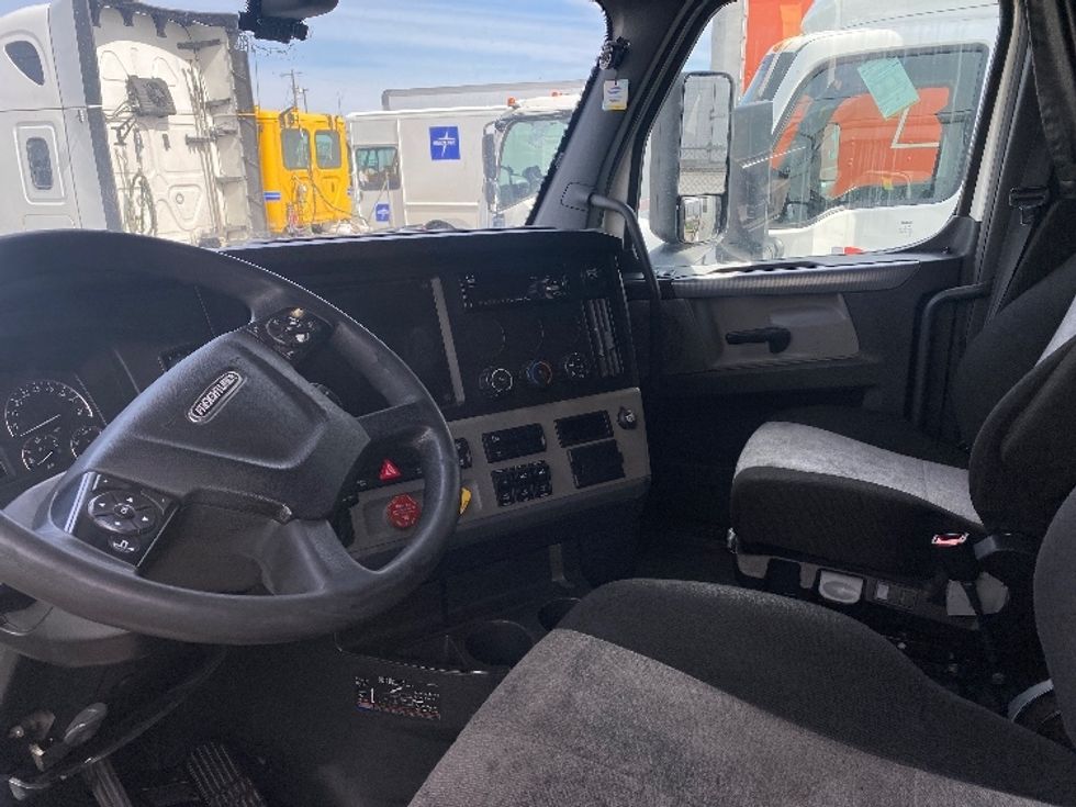 Sleeper Tractor-Heavy Duty Tractors-Freightliner-2020-T12664ST-Spokane Valley-WA-622,623\n\t\tmiles-$ 54,500 - Image 10